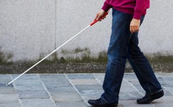 Cieco con in mano il tradizionale bastone bianco