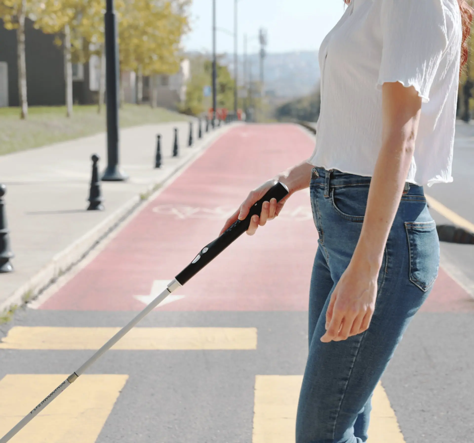 Ragazza che utilizza il bastone BEL per attraversare una strada